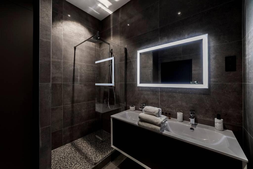 Pur Bonheur Hotel De Ville - Clim Et Balneo Ail Лион Экстерьер фото